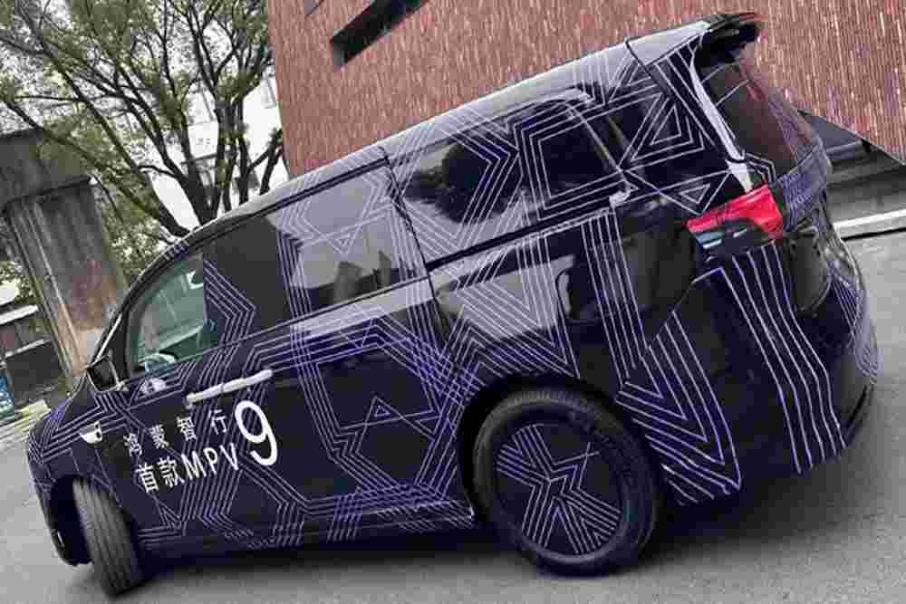 MPV Listrik Luxeed V9 Hadirkan Airbag Helm Pertama di Dunia