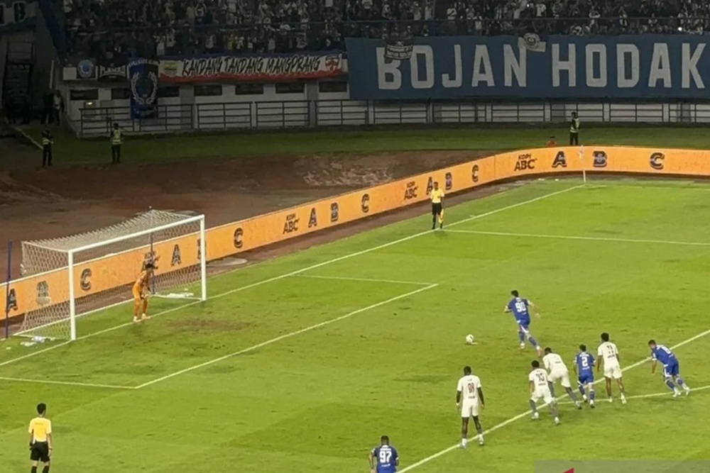 Persib Bandung Puncaki Klasemen Seusai Kalahkan PSM 1-0