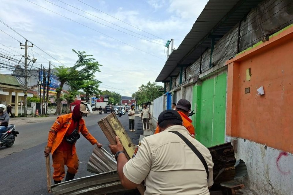 Satpol PP Bongkar Lapak PKL di Atas Saluran Jalan Gajah Raya