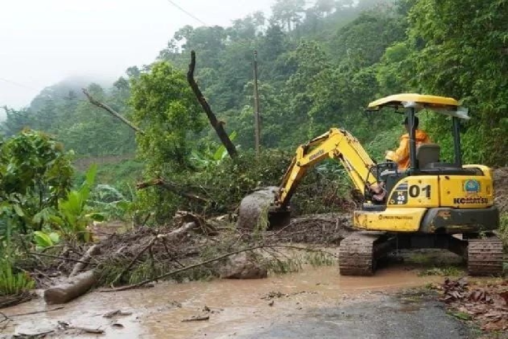 Ribuan Warga Tempur Terisolasi Akibat Longsor di Jepara