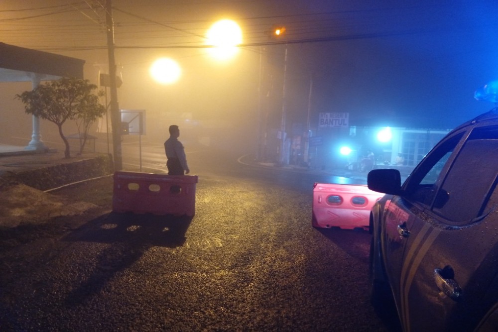 Longsor Tutup Akses Jalan Cinomati-Dlingo Bantul