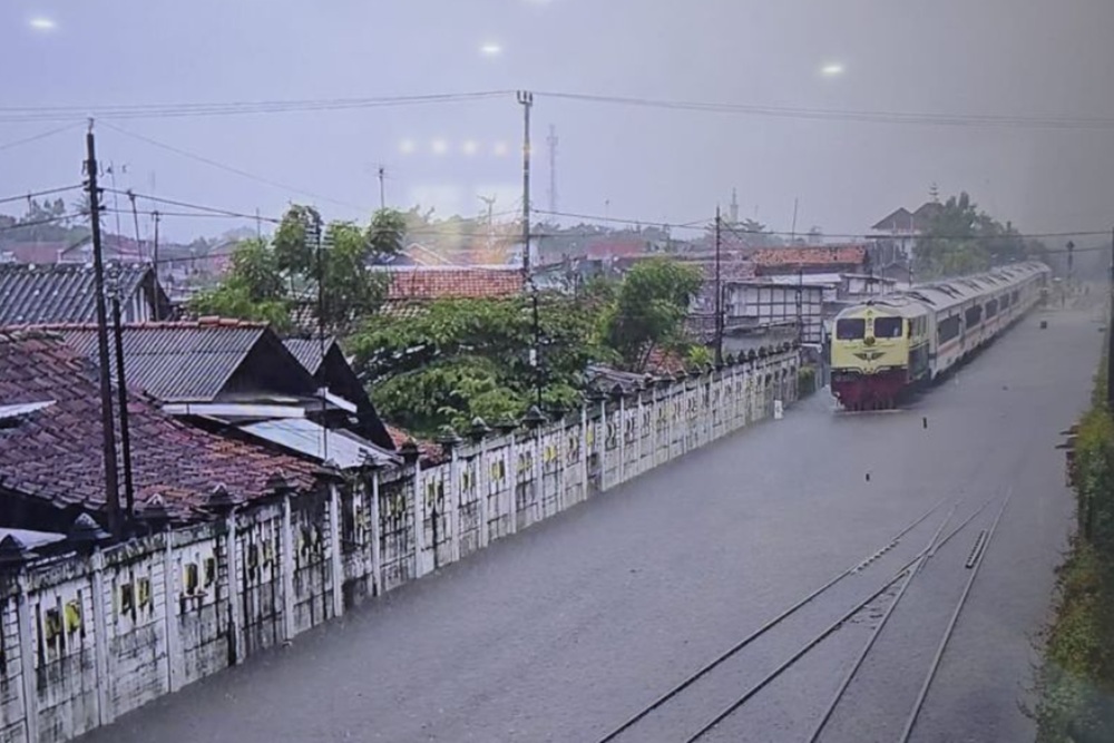 Banjir Putus Jalur Pantura, Ratusan Penumpang Kereta Api Dialihkan