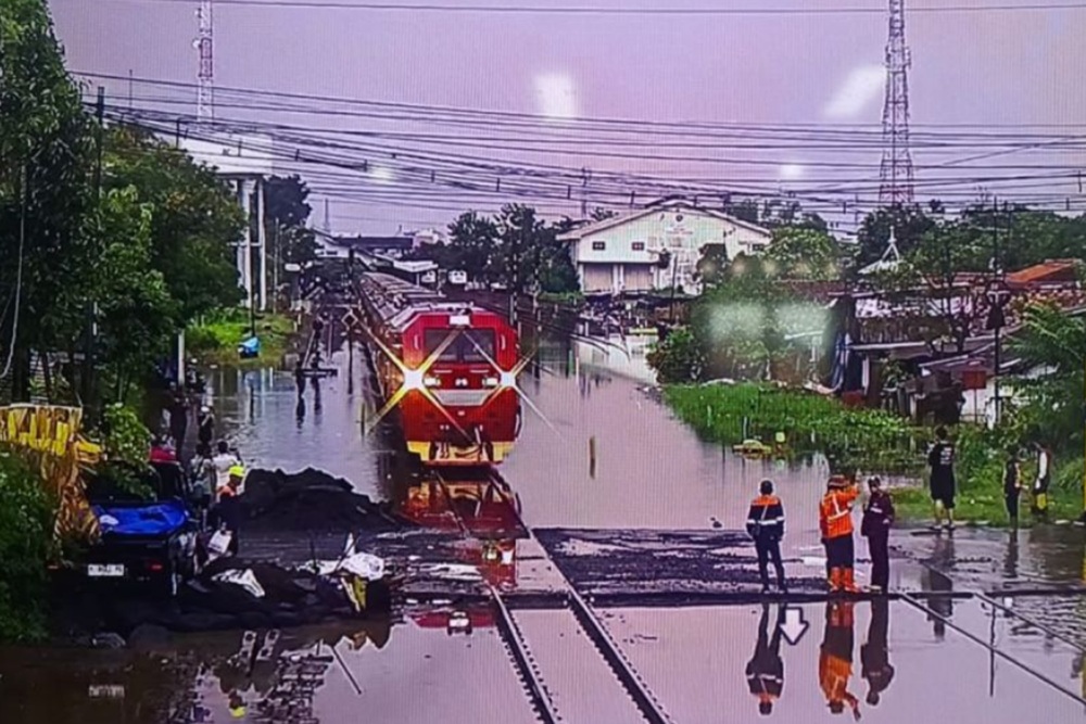 Banjir Surut, Jalur Kereta Pekalongan-Sragi Kembali Dilintasi