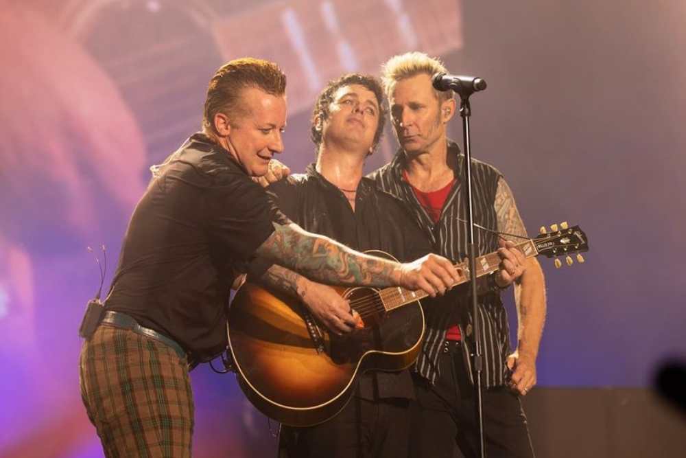 Green Day Antusias Buka Super Bowl LX