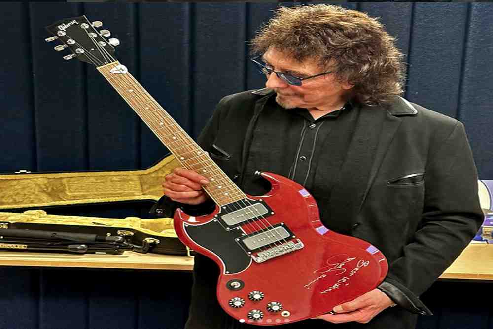 Tony Iommi Lelang Gibson SG Rp1,08 Miliar Demi Pusat Kanker