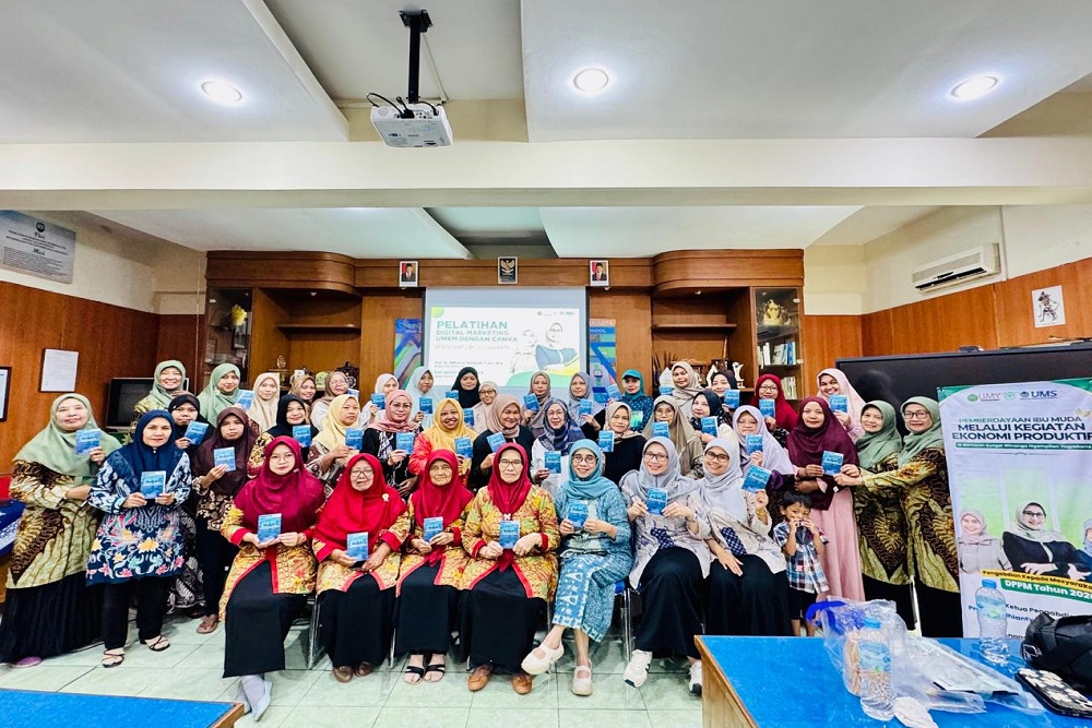 UMY dan UMS Perkuat UMKM Ibu Muda lewat Pelatihan Digital di Ngampilan