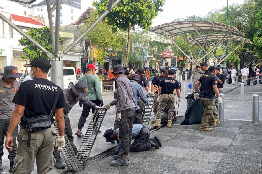 Kerja Bakti Massal Pemkot Jogja Sasar Bau dan Sampah Malioboro