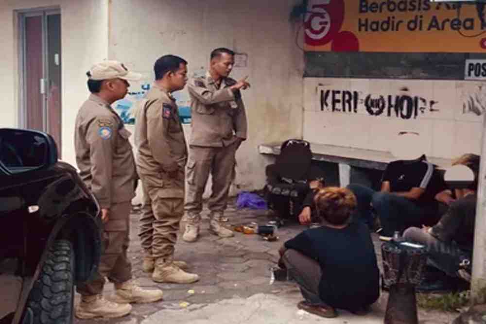 Satpol PP Bantul Tertibkan Anak Punk di Perempatan Tamantirto Kasihan