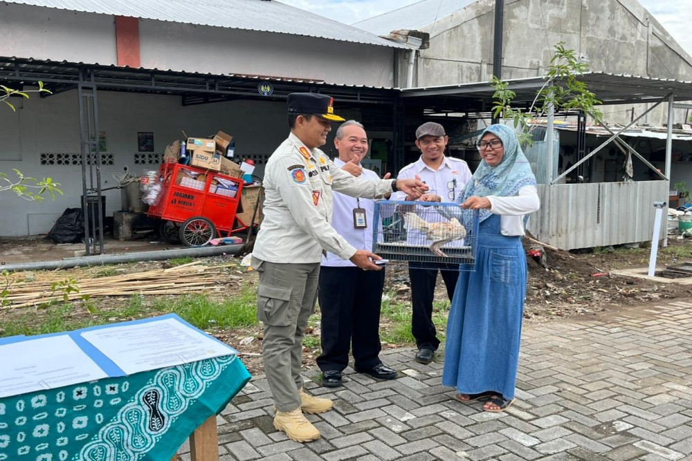 Kelurahan Bumijo Perkuat Pengolahan Sampah Lewat Biopori dan Ayam