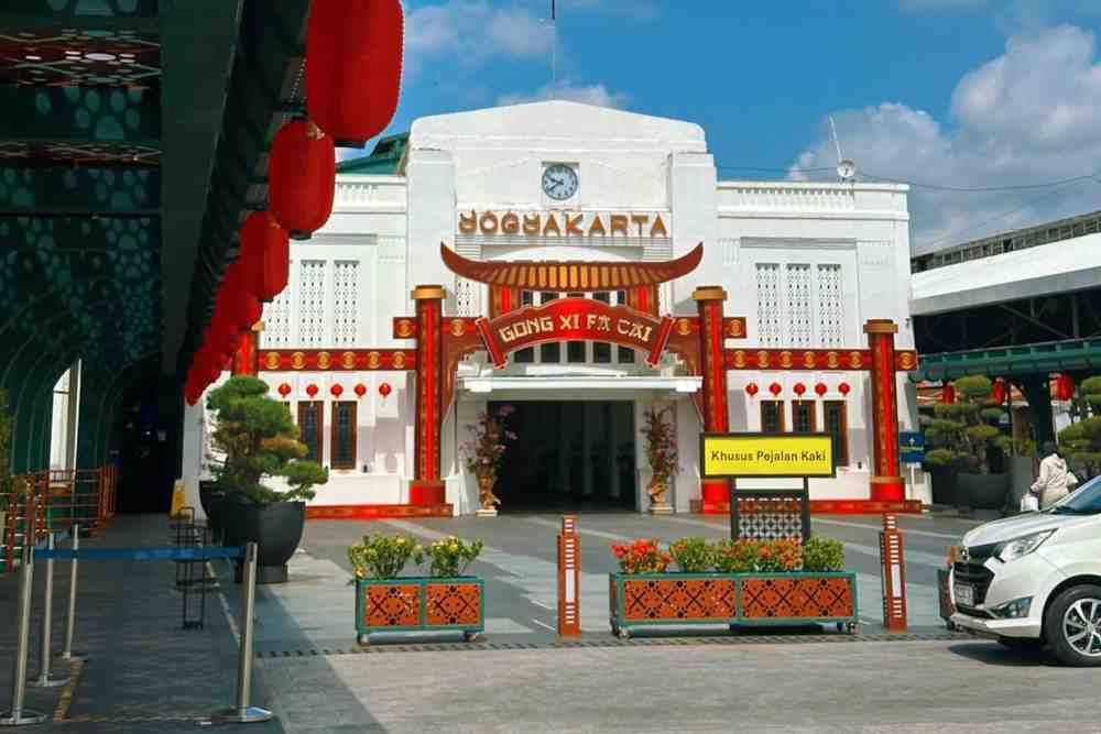 Imlek 2026, KAI Daop 6 Percantik Stasiun Yogya dengan Lampion Merah