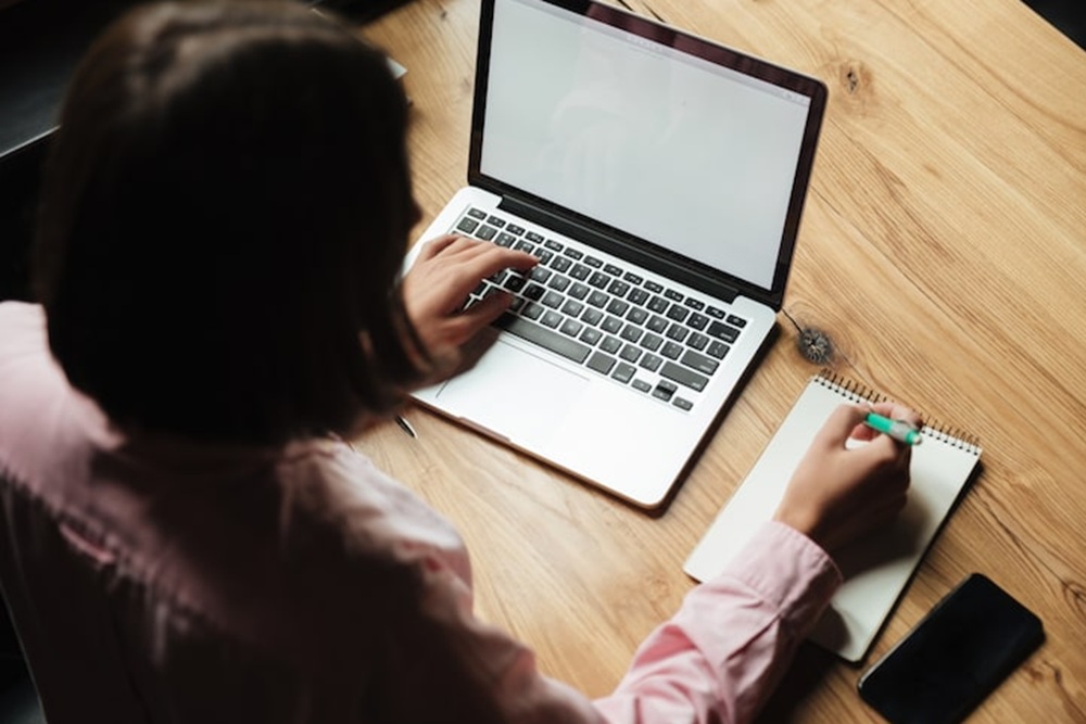 9 Tahun Merawat Anak Lumpuh, Ibu Bertahan Menulis 32 Novel Digital