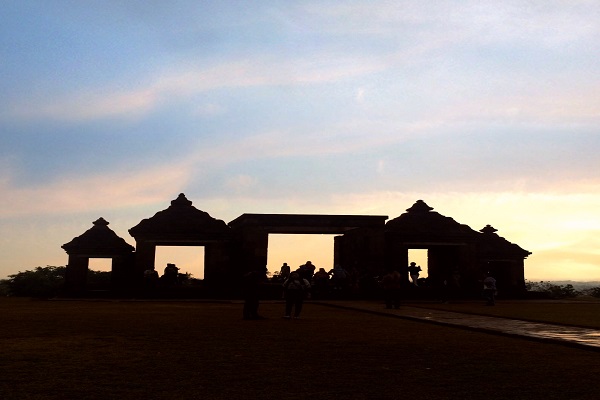 Os corredores do Sleman Temple Run têm a oportunidade de tirar fotos em frente ao Templo Ratu Boko Os corredores do Sleman Temple Run têm a oportunidade de tirar fotos em frente ao Templo Ratu Boko