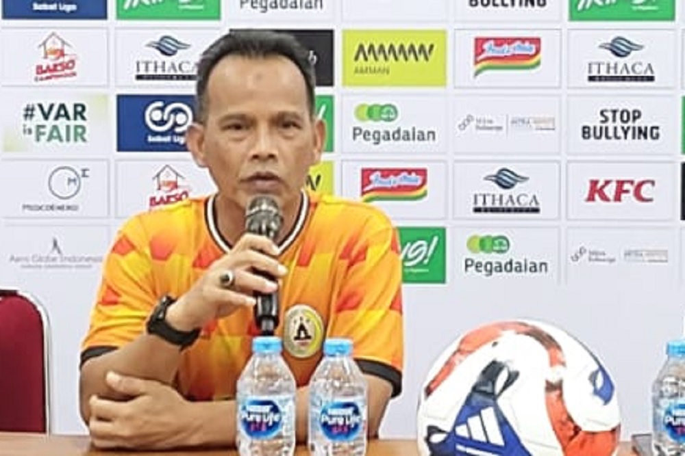 O treino do PSS Sleman é cheio de risadas depois que os ingressos para a Super League são garantidos O treino do PSS Sleman é cheio de risadas depois que os ingressos para a Super League são garantidos