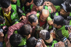 Usai Sidang Tuntutan, Nadiem Peluk Ojol: Saya Tidak Sendirian