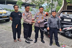 Ular Kobra 1,2 Meter Masuk Rumah Warga Prambanan Klaten