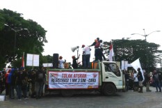 Anggota Dewan Tak Muncul, Massa KNCI Sempat Tutup Titik Nol Km
