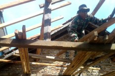Pembangunan Rumah Program TMMD Ke-101 Masuk Tahap Pemasangan Atap