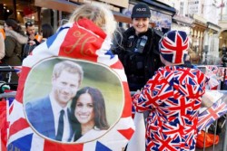 Jelang Pernikahan, Pangeran Harry Temui Warga di Depan Kastil Windsor