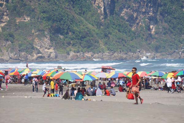 Hari Kedua Lebaran Ribuan Wisatawan Memadati Pantai