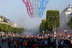 Ratusan Ribu Orang Larut dalam Suka Cita Pawai Les Bleus di Paris
