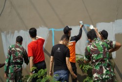 Hyatt Regency Bersihkan Coretan Vandalisme di Sepanjang Jalan Palagan