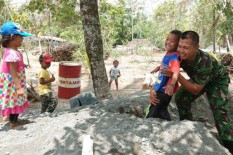 Di Sela-Sela Bertugas, Satgas TMMD Sempatkan Main dengan Anak-Anak