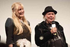 Pacaran Sejak 2014, Neil Young Akhirnya Nikahi Daryl Hannah