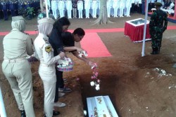 Dapat Gelar Pahlawan, Petugas ATC Bandara Sis Al Jufri Dimakamkan Ulang di Taman Makam Pahlawan
