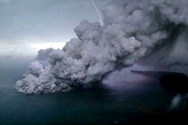 Foto-Foto Dahsyatnya Letusan Gunung Anak Krakatau dari Udara
