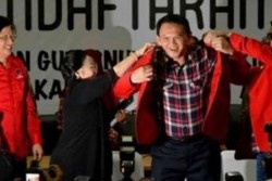 Ahok Tunjukkan Foto Diberi Jaket Merah oleh Megawati, Pertanda Bakal Gabung PDIP?