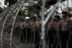 Massa Buruh Desak Polisi Buka Blokade ke Istana