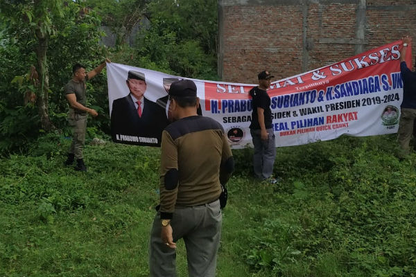Spanduk Berisi Klaim Kemenangan Prabowo Dicopot Paksa Satpol PP Bantul