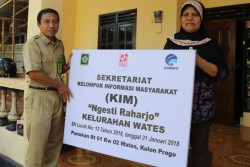 11 Kelompok Informasi Masyarakat Peroleh Bantuan Papan Nama