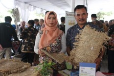 Foto Pria Salat di Truk Kontainer Ini Bikin Warganet Bertanya-Tanya, Sujudnya Bagaimana? - Harian Jogja