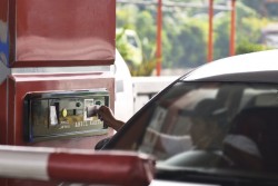 Foto Pria Salat di Truk Kontainer Ini Bikin Warganet Bertanya-Tanya, Sujudnya Bagaimana? - Harian Jogja