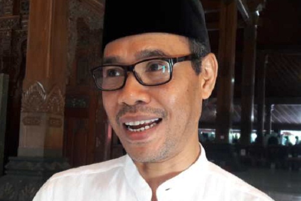 Foto Pria Salat di Truk Kontainer Ini Bikin Warganet Bertanya-Tanya, Sujudnya Bagaimana? - Harian Jogja