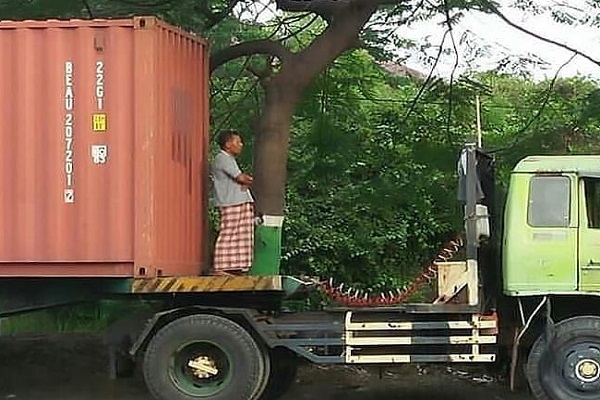 Foto Pria Salat di Truk Kontainer Ini Bikin Warganet Bertanya-Tanya, Sujudnya Bagaimana? - Harian Jogja