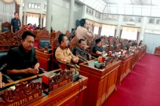 Foto Pria Salat di Truk Kontainer Ini Bikin Warganet Bertanya-Tanya, Sujudnya Bagaimana? - Harian Jogja