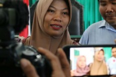 Baiq Nuril Berharap Amnesti Diberikan Saat Anaknya Bertugas Kibarkan Merah Putih