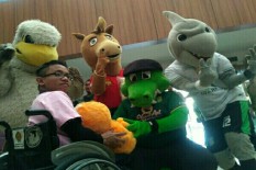 Jojo dan Zoro, Dua Maskot Persebaya Bagikan Ratusan Boneka kepada Pasien Anak di RSUP Dr.Sardjito