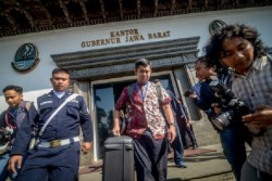 Penyidik Bawa 2 Koper dan 1 Kardus dari Ruang Sekda Jabar