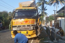 Truk Tabrak Bus Purwo Widodo di Gunungkidul, 13 Orang Dilarikan ke Rumah Sakit