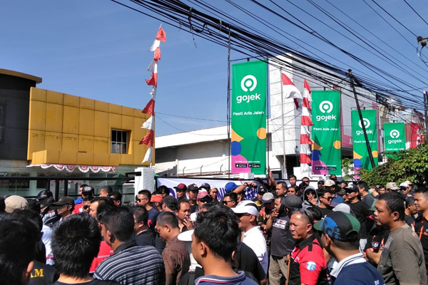 Memanas, Ratusan Sopir Taksi Online Jebol Pagar Kantor Gojek Semarang