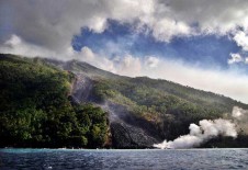 Gunung Karangetang Luncurkan Lava, Belasan KK Dievakuasi