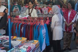 Iriana Joko Widodo Nawar Harga Batik di Beringharjo Ditolak Pedagang