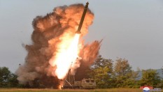Kim Jong Un Pantau Uji Coba Peluncur Roket Super Besar