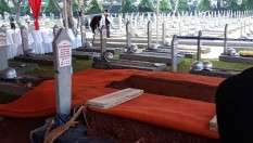 Ratusan Masyarakat Melihat Prosesi Pemakaman B.J. Habibie