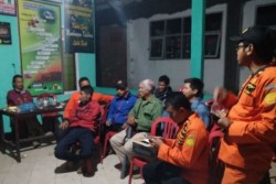  Menegangkan, Seperti Ini Detik-Detik Evakuasi 13 Pendaki di Gunung Raung