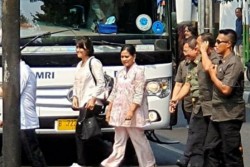  Jenguk Wiranto, Ibu Negara Datang Bersama Istri Menteri, Pulangnya Berpisah