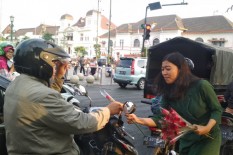 AJS Bagikan Bunga di Titik Nol